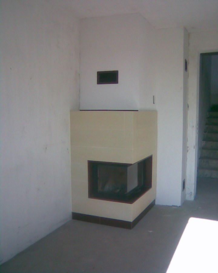 ciepły kominek narożny